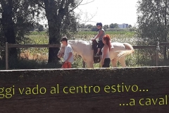 16-Oggi-Tania-al-centro-estivo-è-andata-a-cavallo